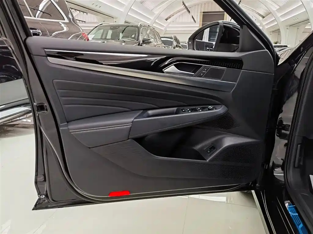 VOLKSWAGEN PASSAT 2023