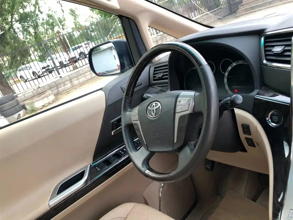 TOYOTA ALPHARD 2012
