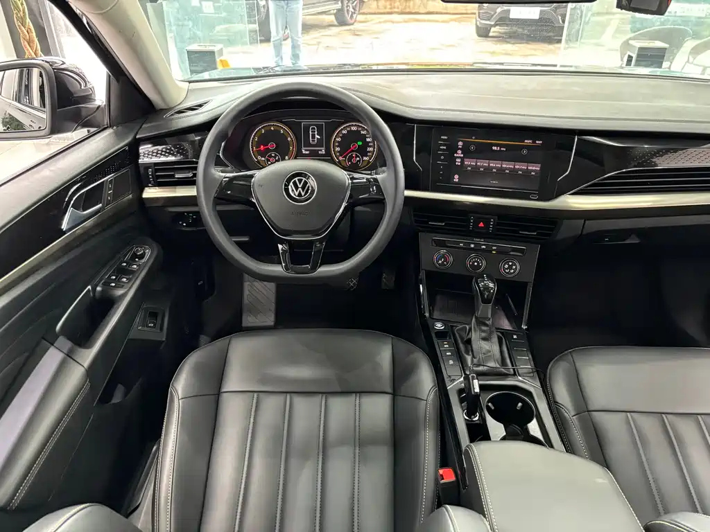VOLKSWAGEN PASSAT 2023