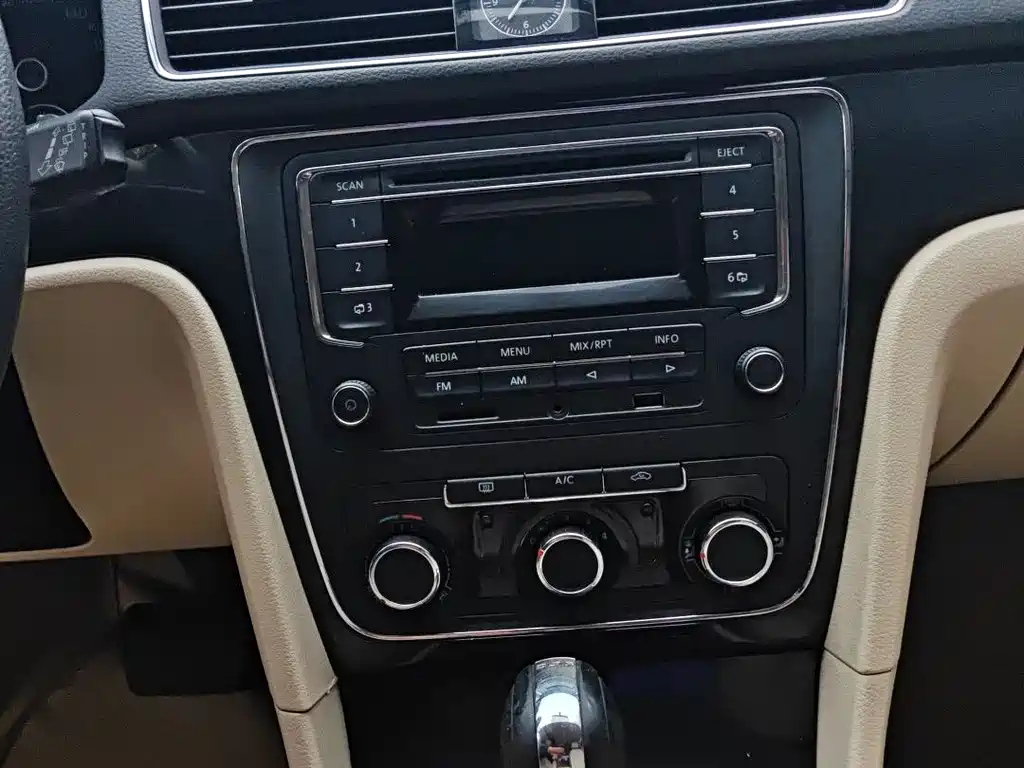 VOLKSWAGEN PASSAT 2014