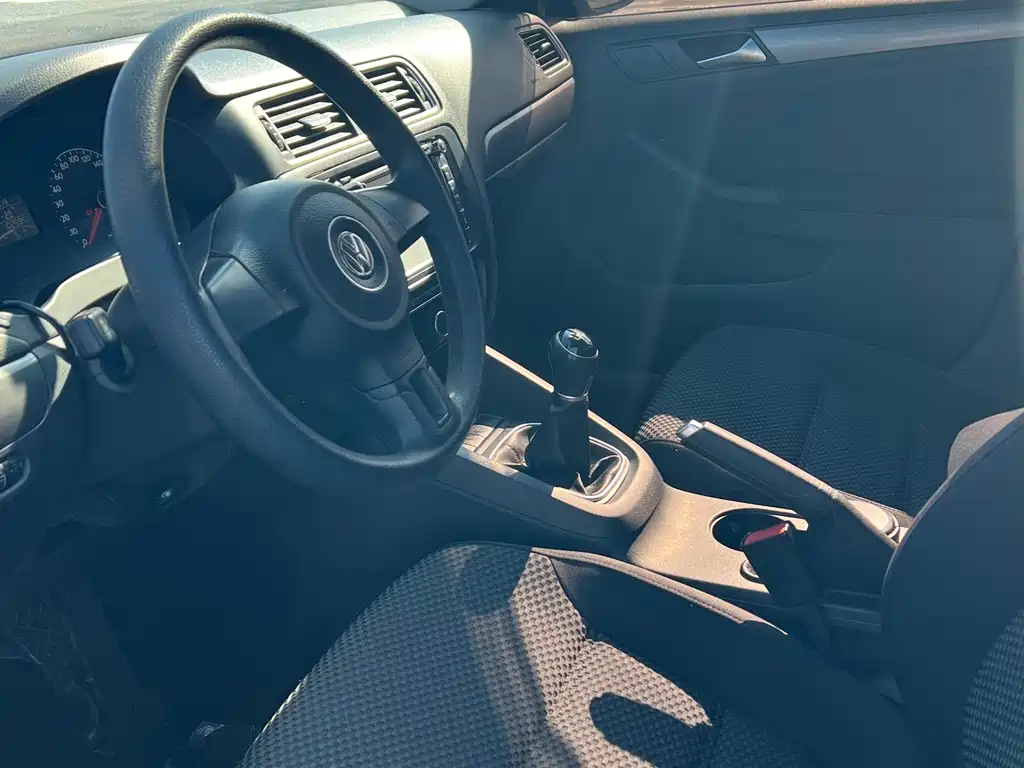 VOLKSWAGEN SAGITAR 2014