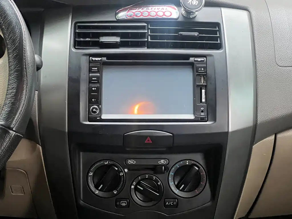 NISSAN LIVINA 2008