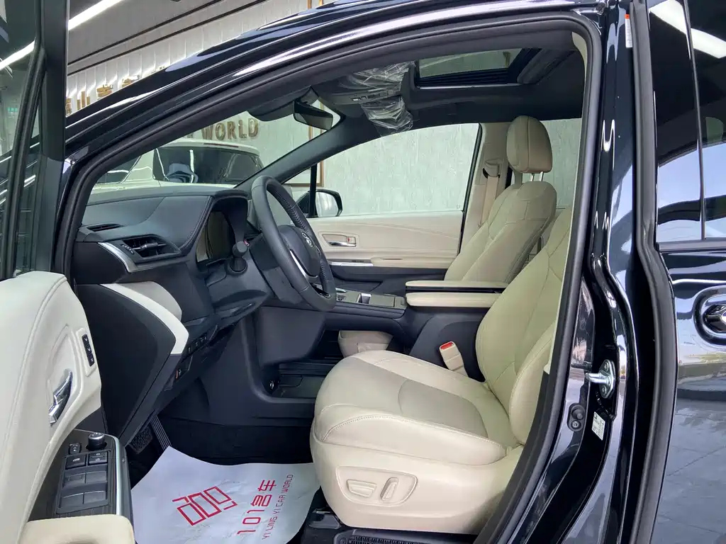 TOYOTA GRANVIA 2024