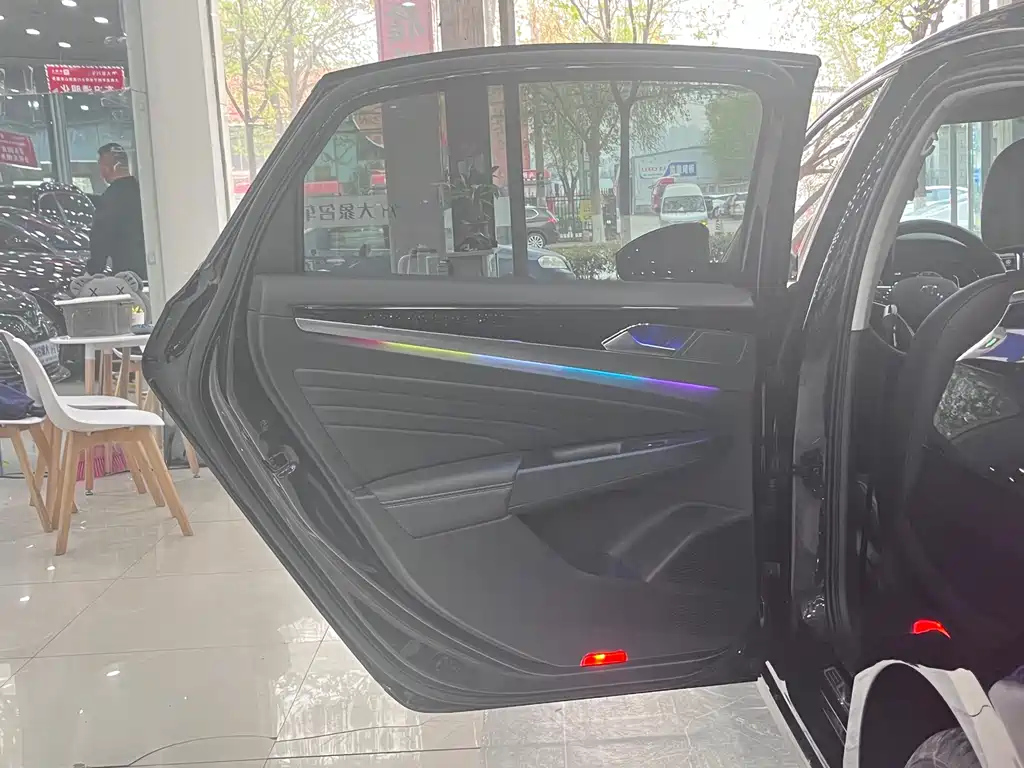 VOLKSWAGEN PASSAT 2023