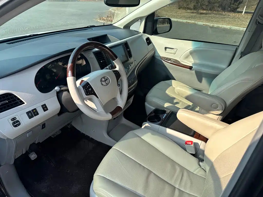 TOYOTA SIENNA 2014