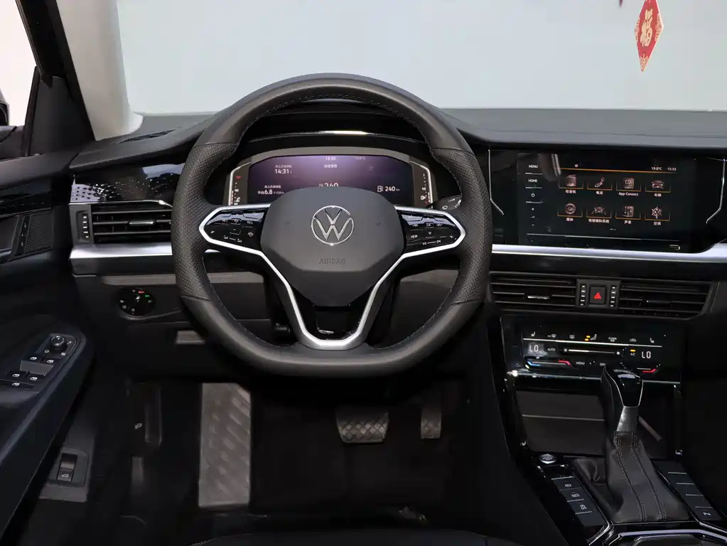 VOLKSWAGEN PASSAT 2024
