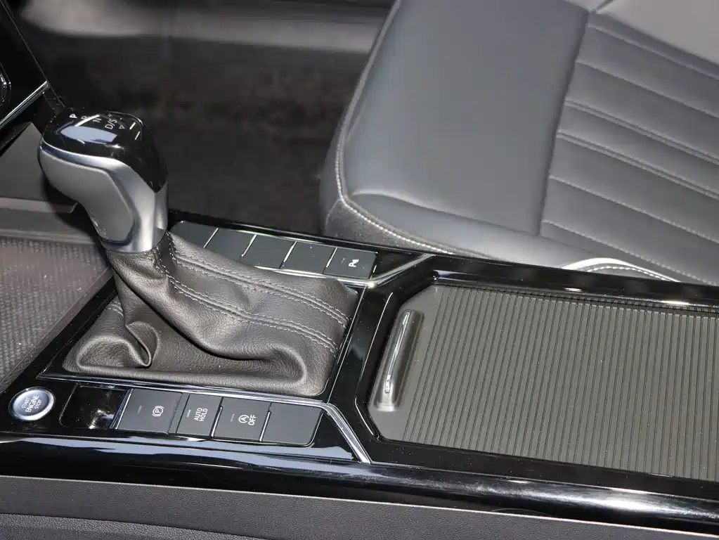 VOLKSWAGEN PASSAT 2024