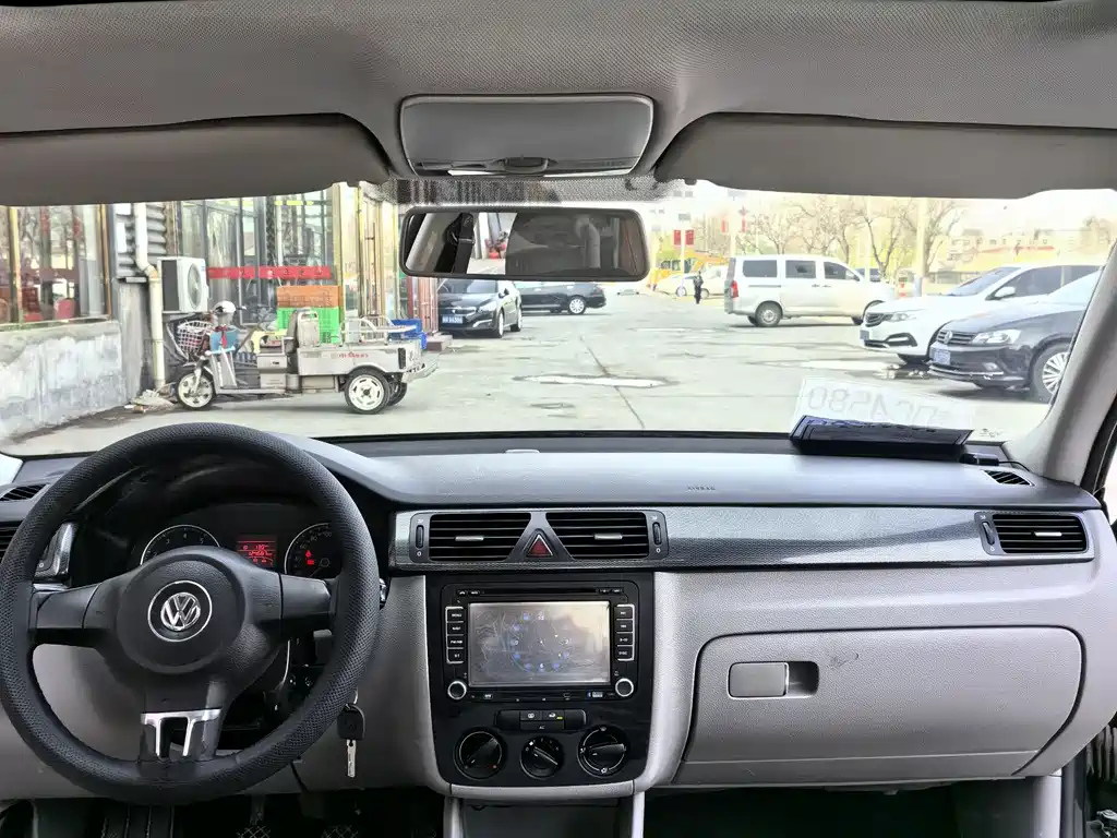 VOLKSWAGEN BORA 2012