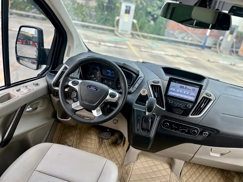 FORD TOUREO 2018