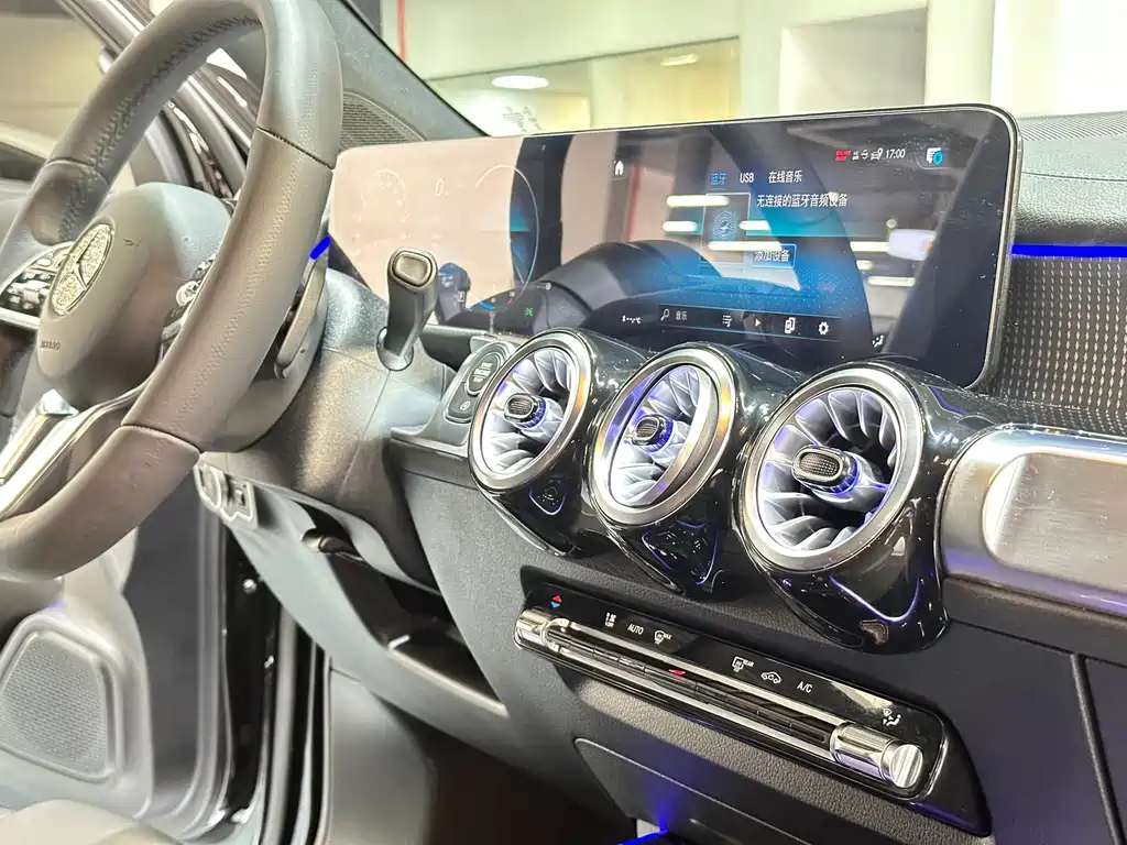 MERCEDES BENZ GLB 2023