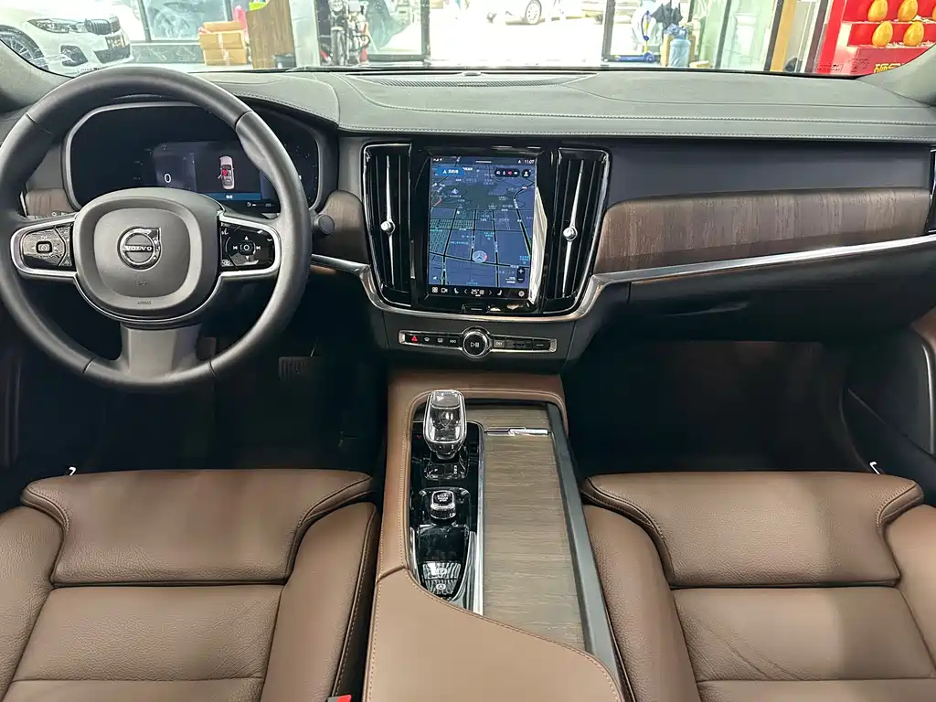 VOLVO S90 2023