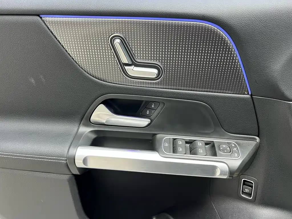 MERCEDES BENZ GLB 2023