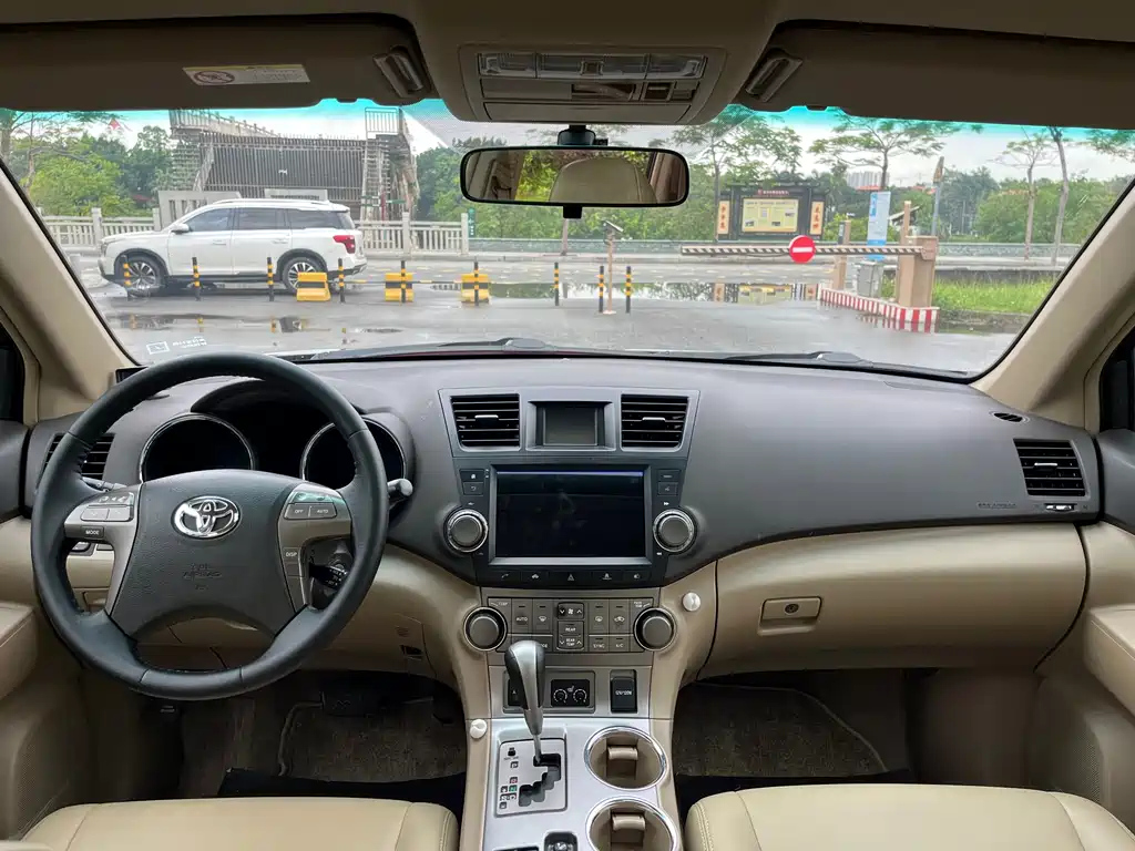 TOYOTA HIGHLANDER 2011