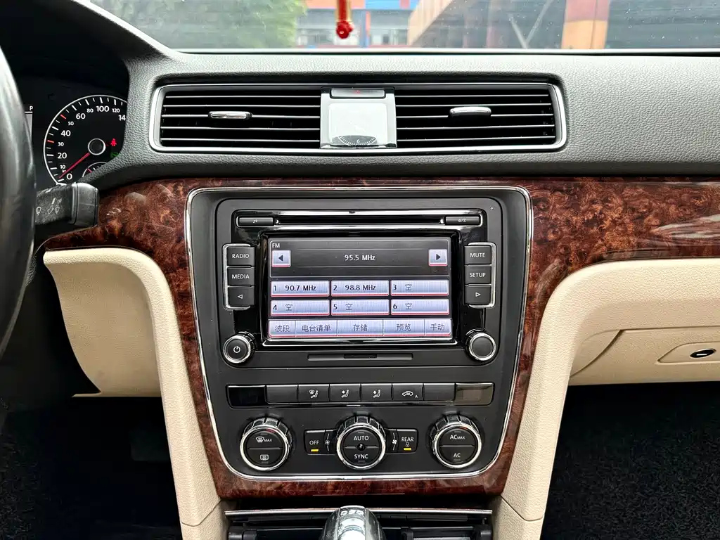 VOLKSWAGEN PASSAT 2012