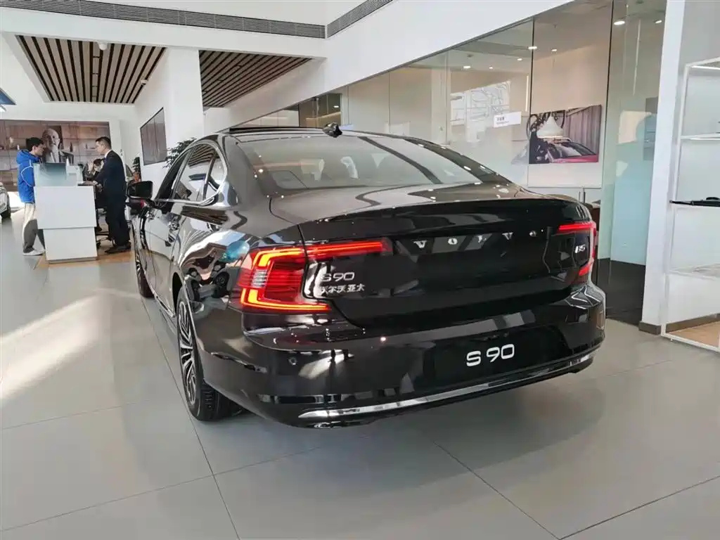 VOLVO S90 2023