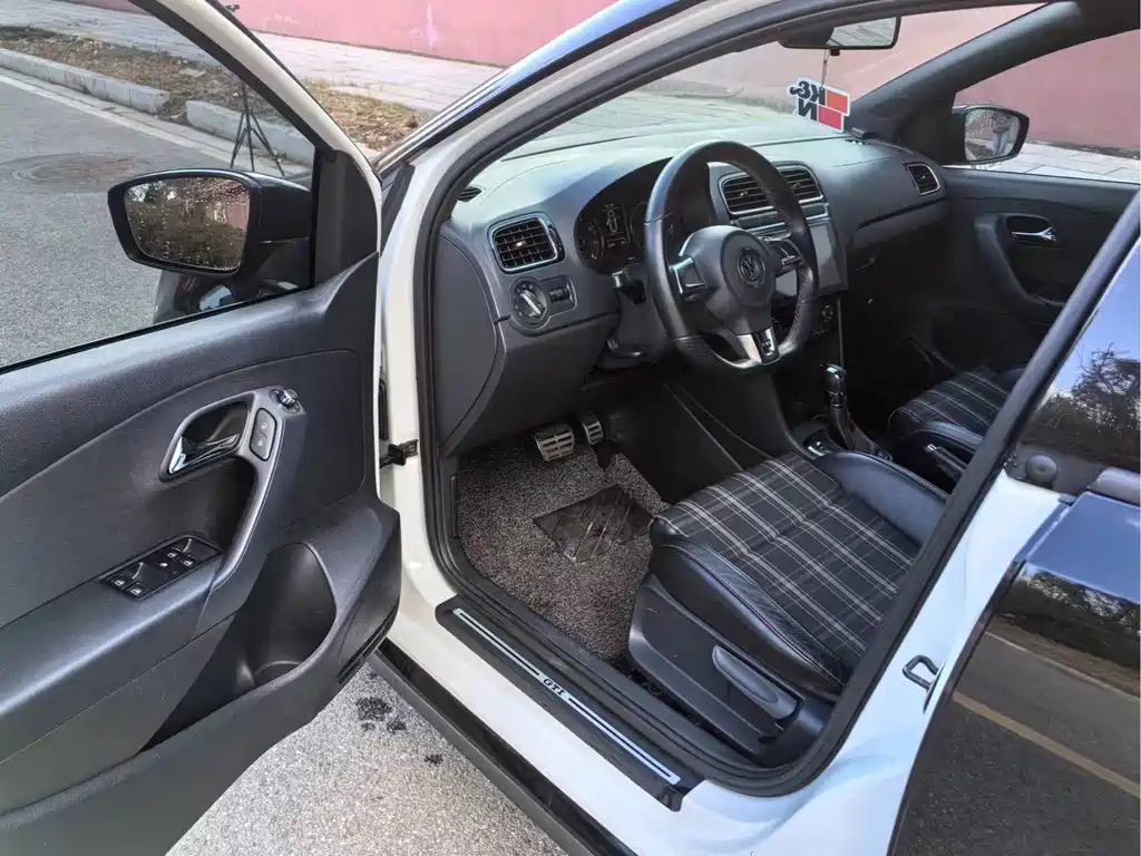 VOLKSWAGEN POLO 2015