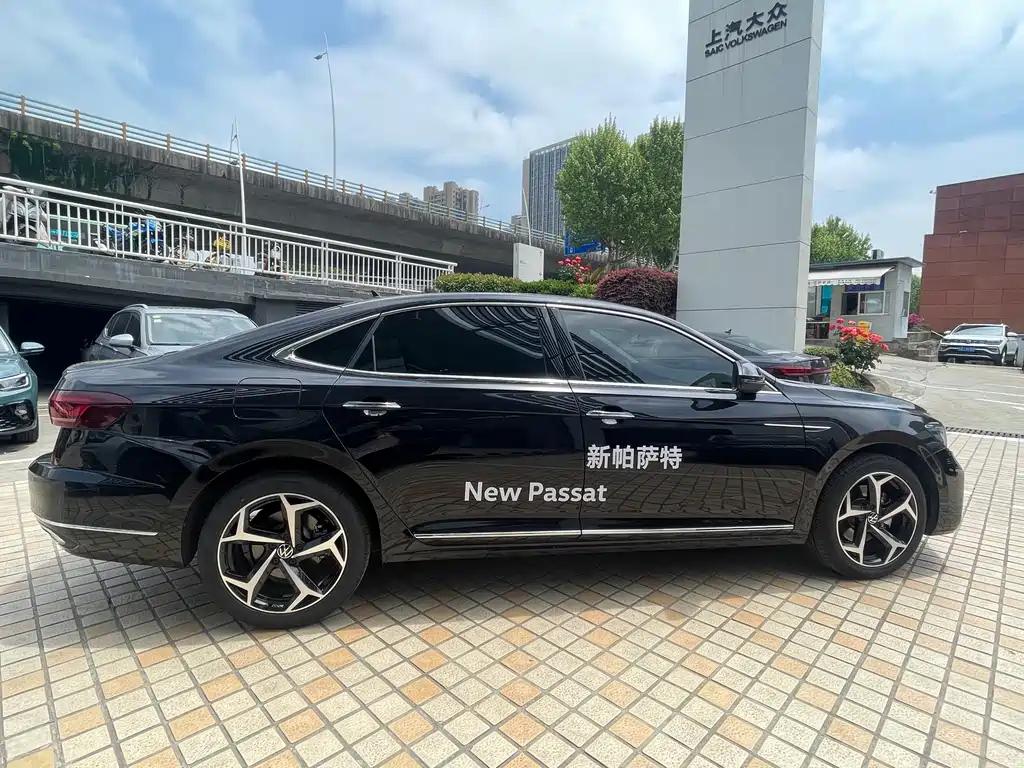 VOLKSWAGEN PASSAT 2023