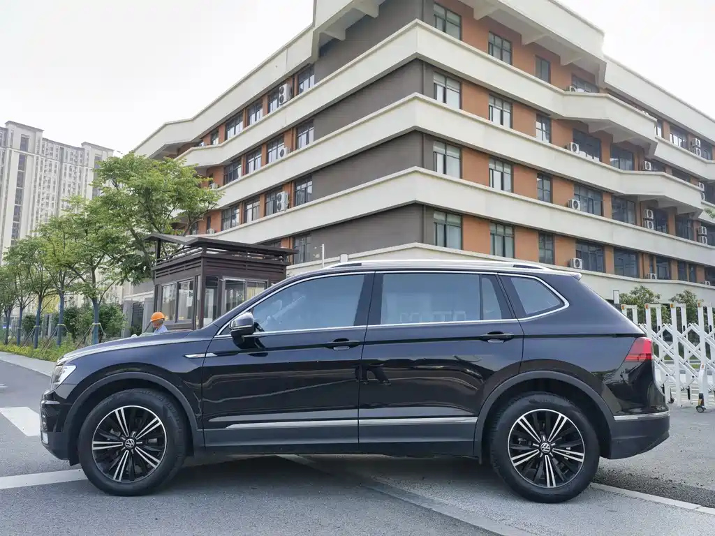 VOLKSWAGEN TIGUAN L 2020
