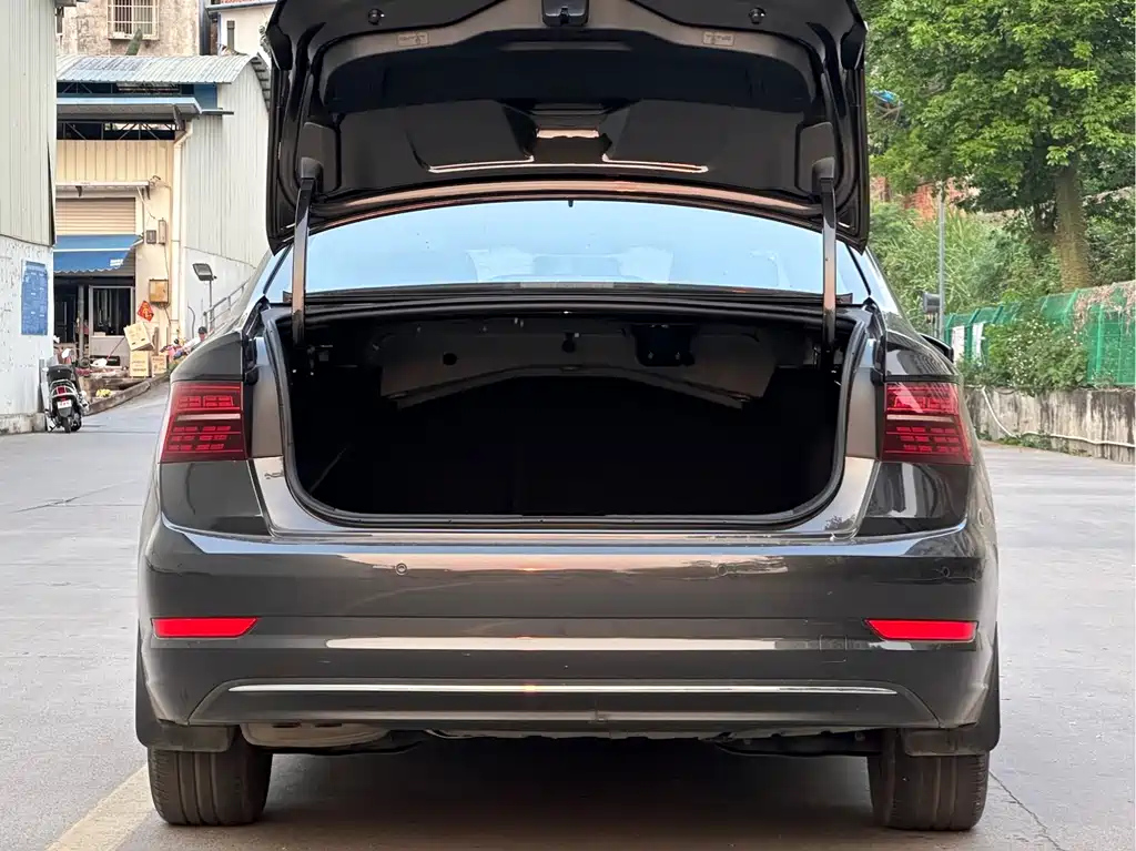 VOLKSWAGEN SAGITAR 2022