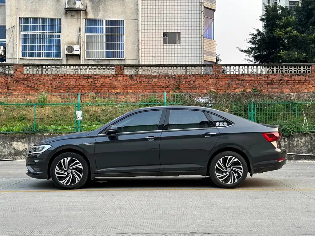 VOLKSWAGEN SAGITAR 2022