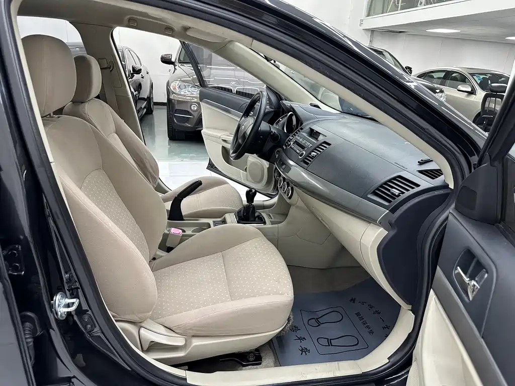 MITSUBISHI LANCER EX 2011