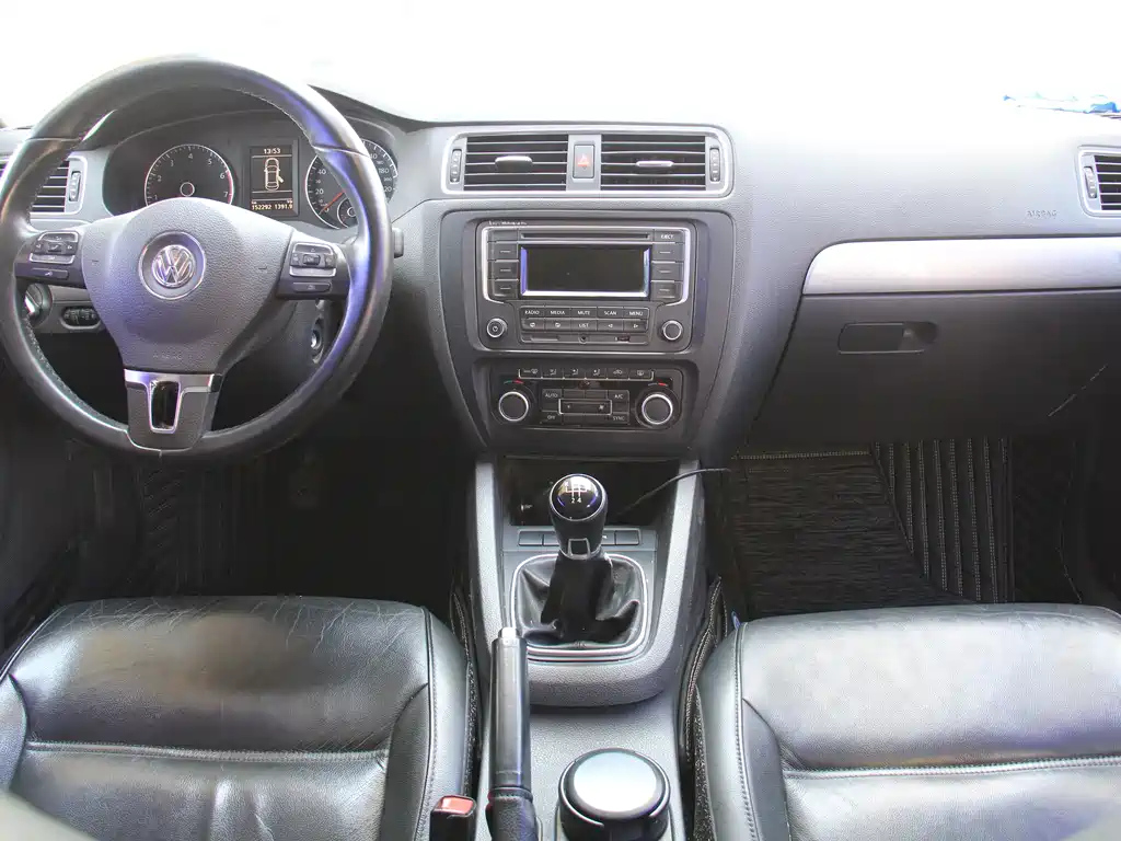 VOLKSWAGEN SAGITAR 2013