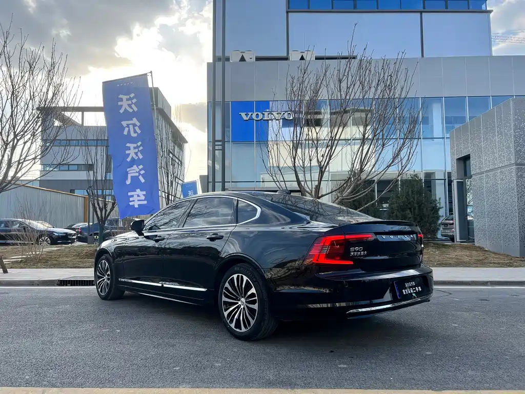 VOLVO S90 2023