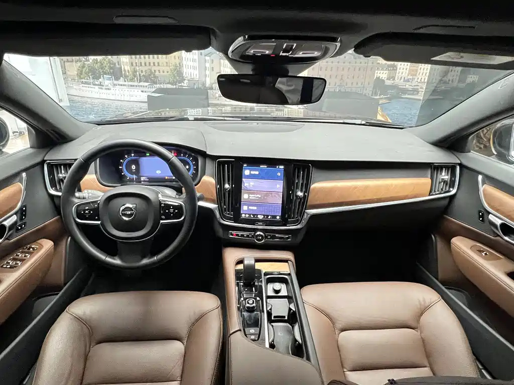 VOLVO S90 2023