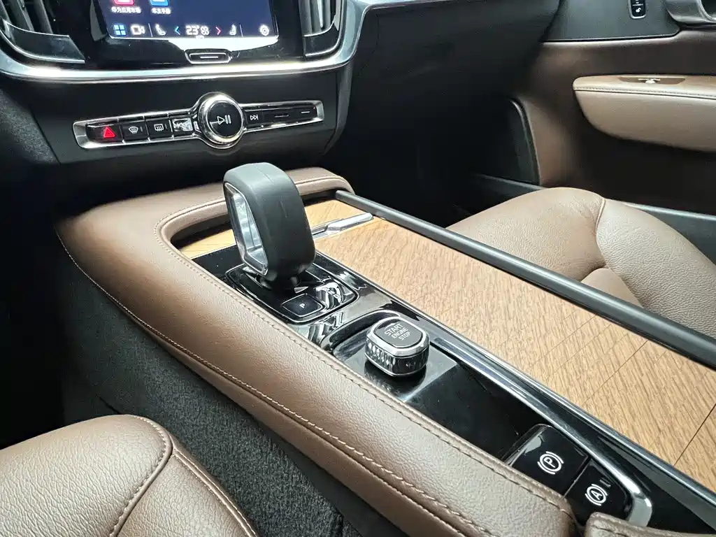 VOLVO S90 2023