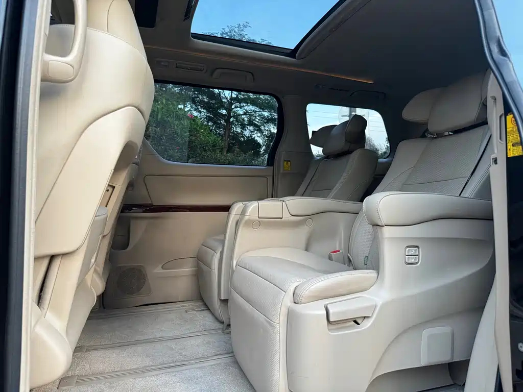 TOYOTA ALPHARD 2011