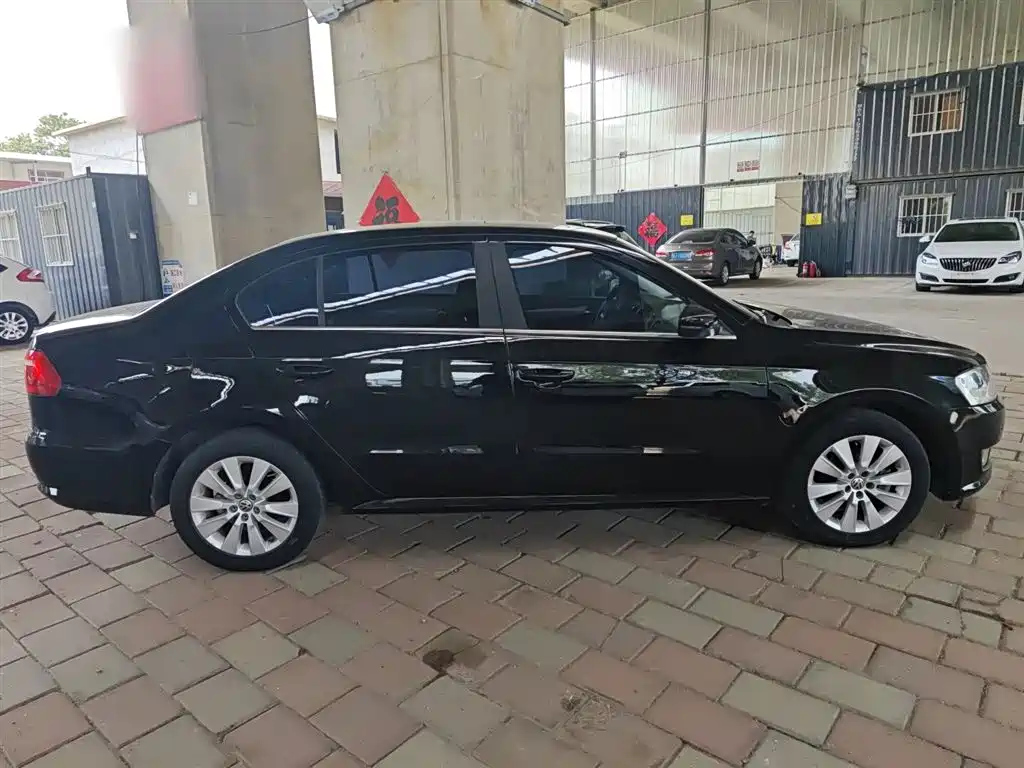 VOLKSWAGEN LAVIDA 2013