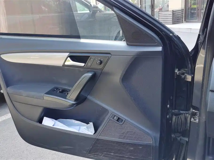 VOLKSWAGEN LAVIDA 2014