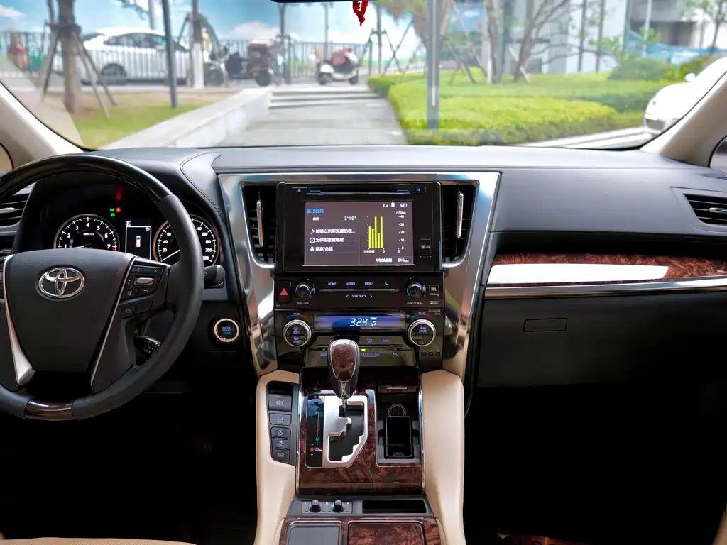 TOYOTA ALPHARD 2017