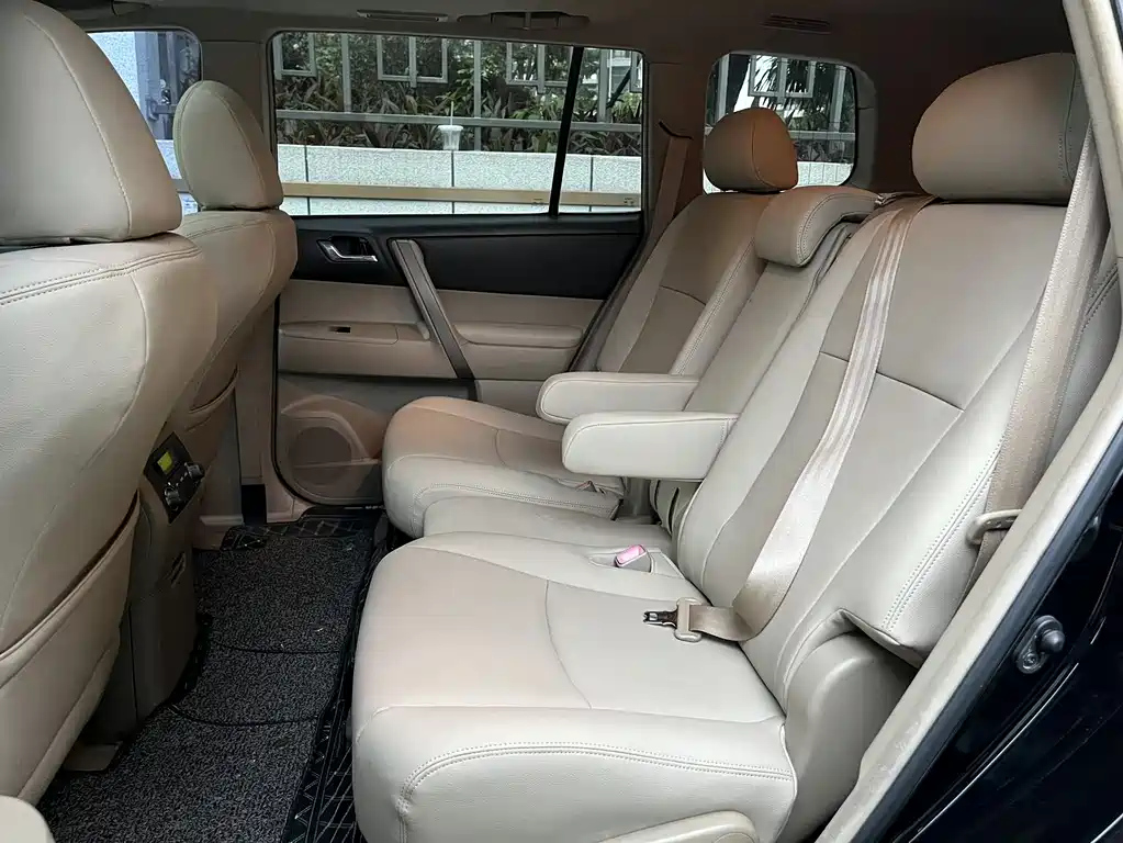 TOYOTA HIGHLANDER 2011
