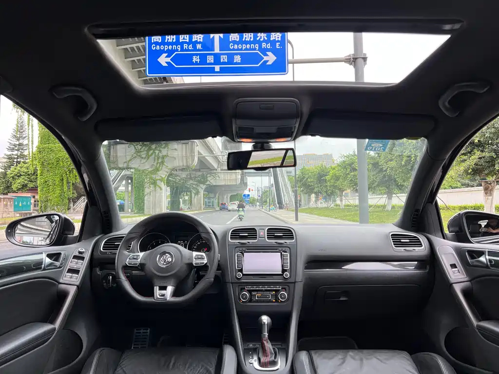 VOLKSWAGEN GOLF 2010
