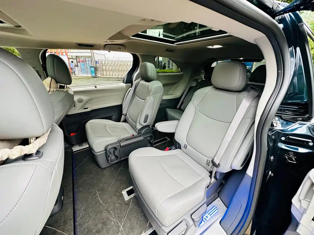 TOYOTA GRANVIA 2023