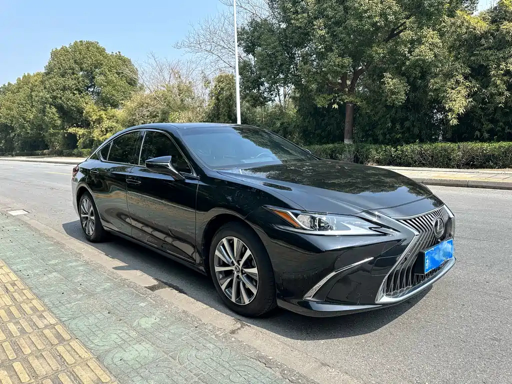 LEXUS ES 2020