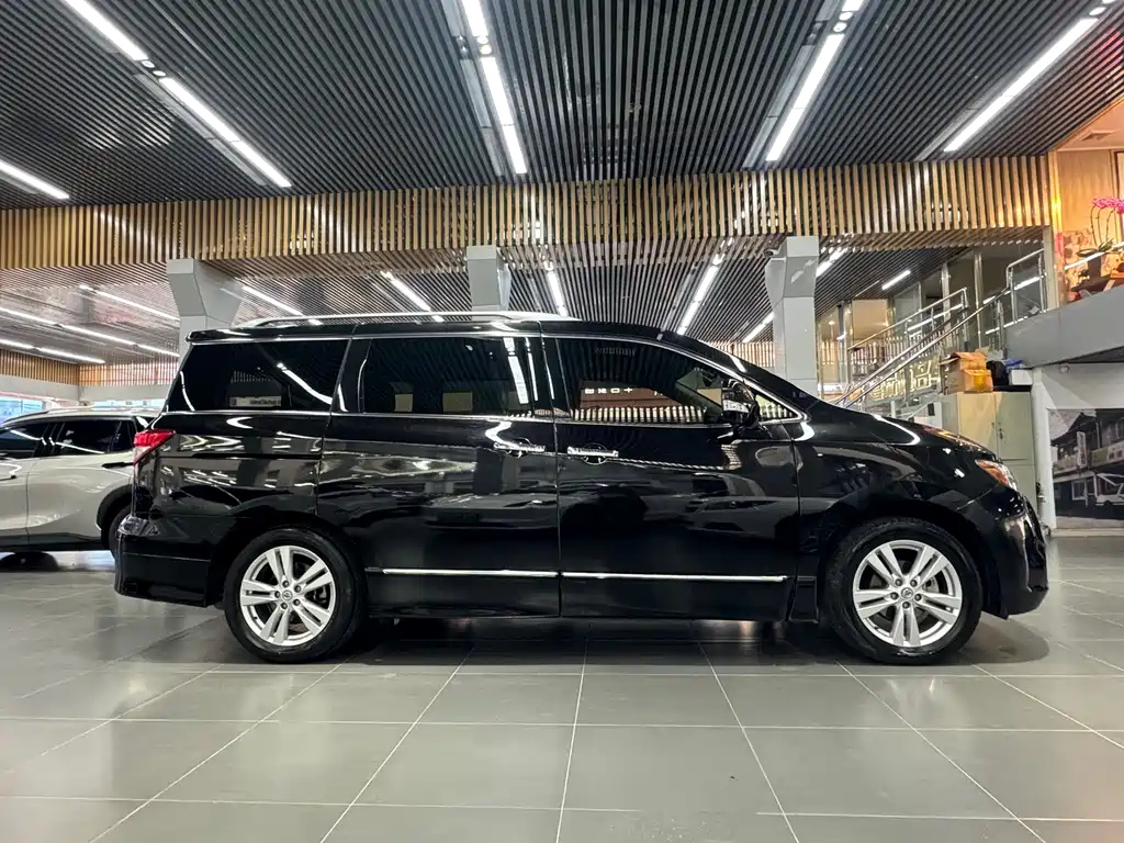NISSAN QUEST 2017