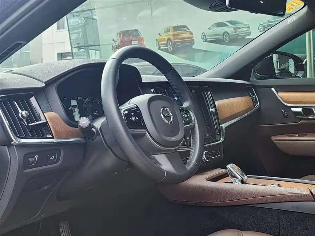 VOLVO S90 2021