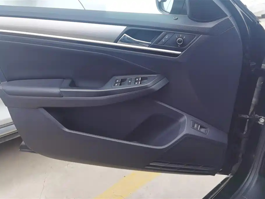 VOLKSWAGEN BORA 2017