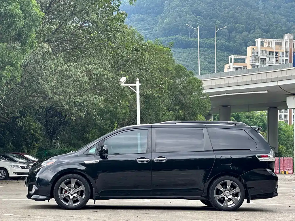 TOYOTA SIENNA 2016