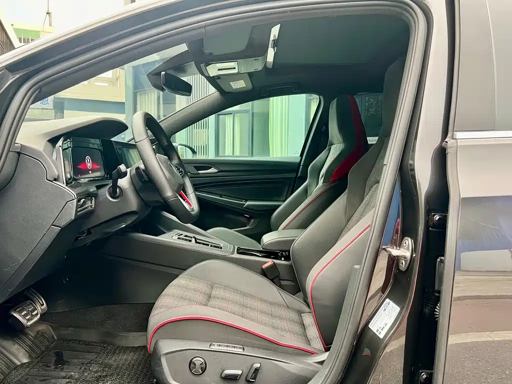 VOLKSWAGEN GOLF 2023