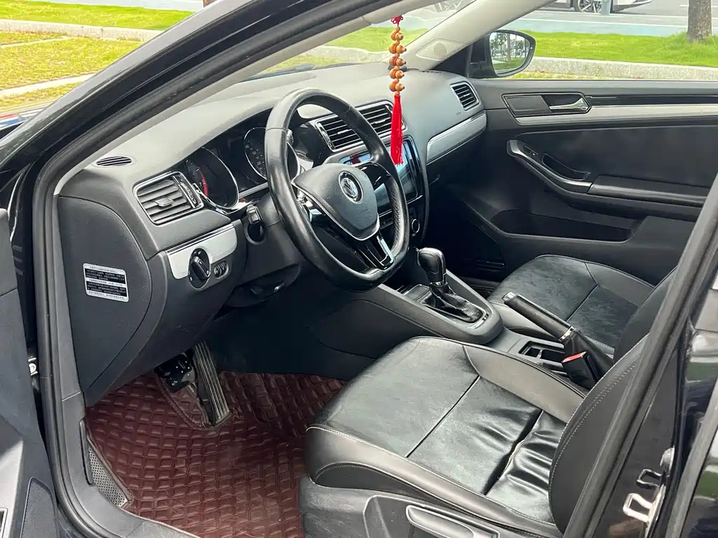 VOLKSWAGEN SAGITAR 2015