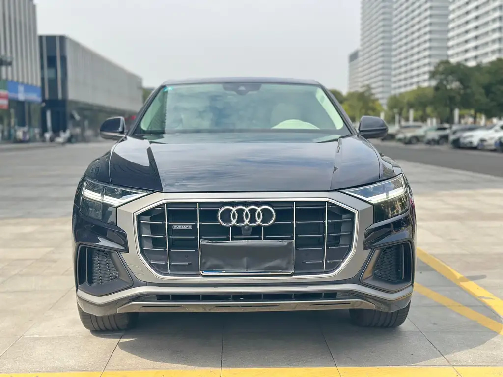 AUDI Q8 2021