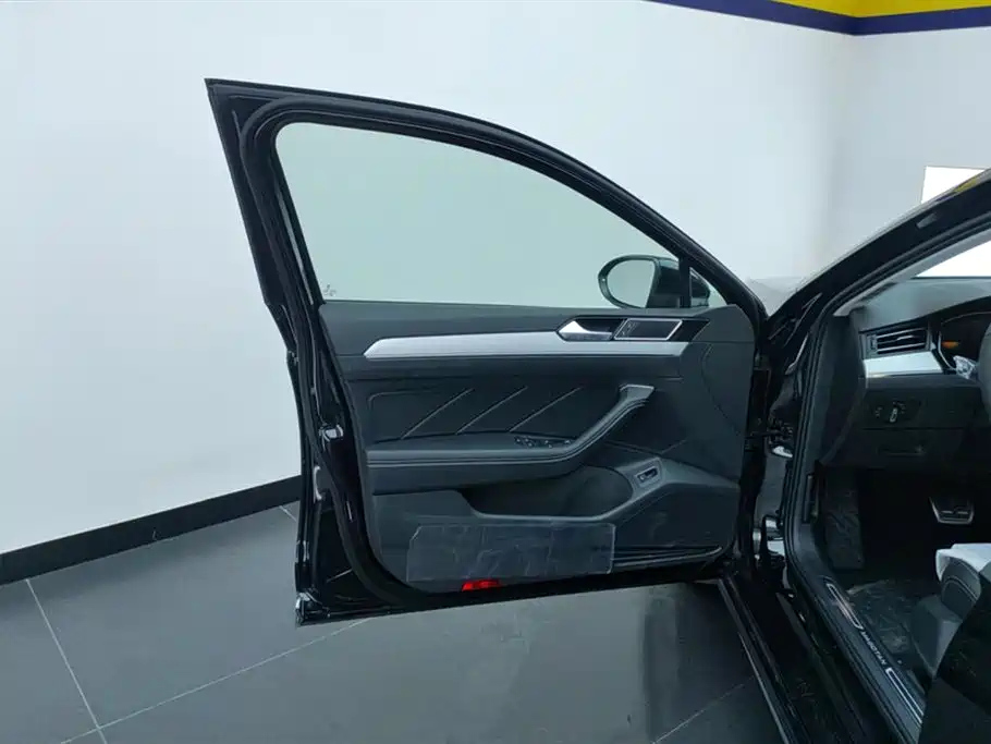 VOLKSWAGEN MAGOTAN 2023