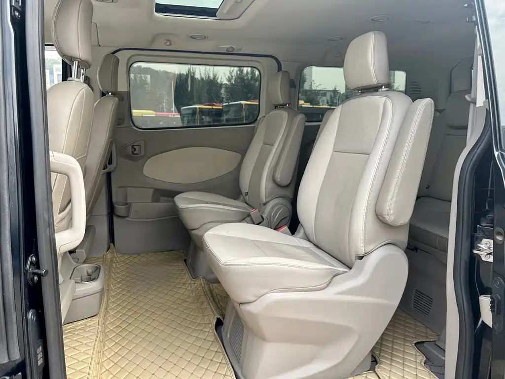 FORD TOUREO 2018