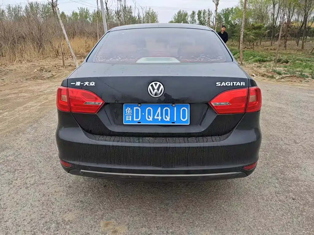VOLKSWAGEN SAGITAR 2013