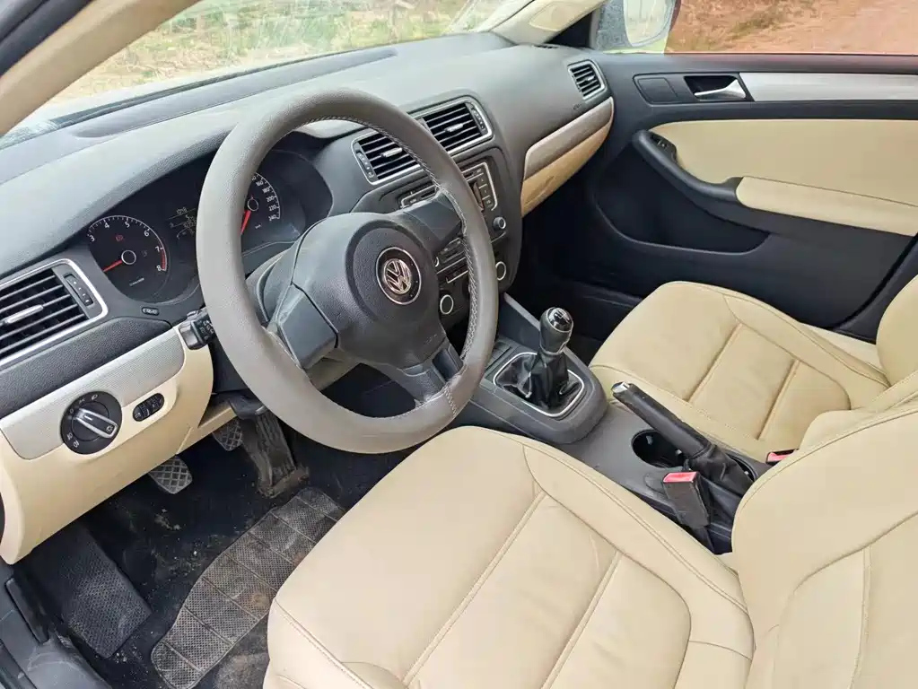 VOLKSWAGEN SAGITAR 2013