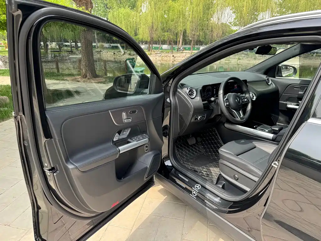MERCEDES BENZ GLA 2023