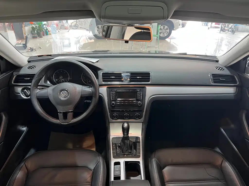 VOLKSWAGEN PASSAT 2012